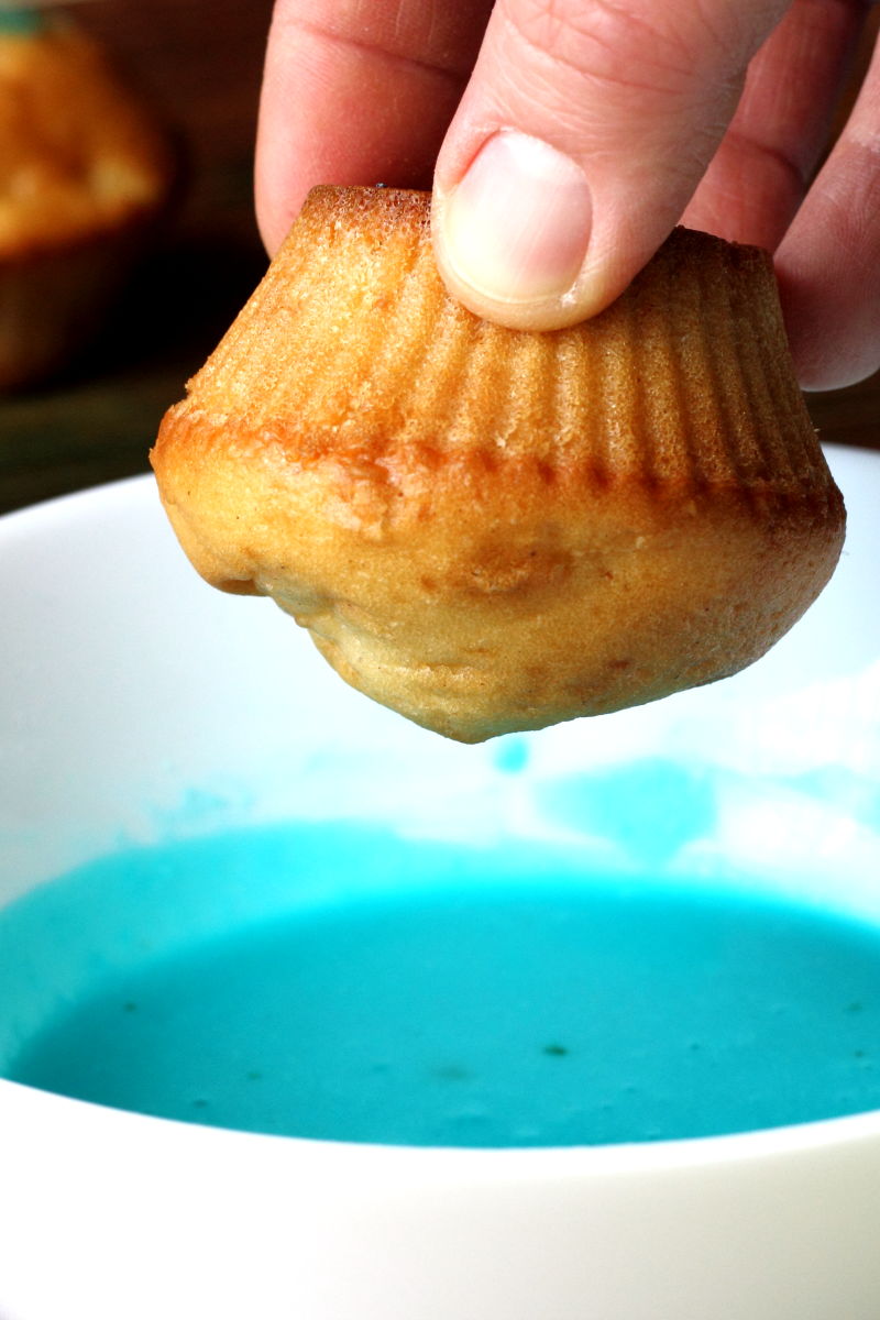 Muffin bemártása a cukormázba
